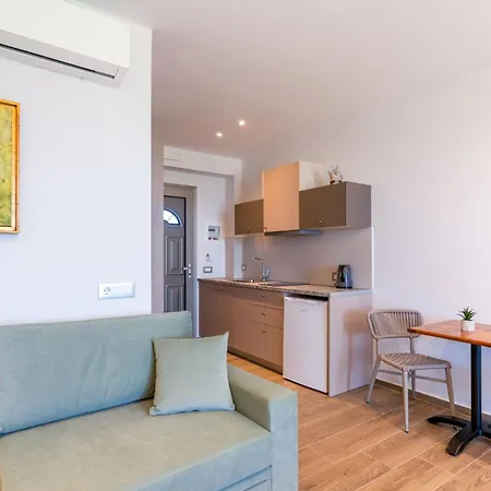 Apartment Sea View Suites & Holiday Homes - Plaka Beach Resort