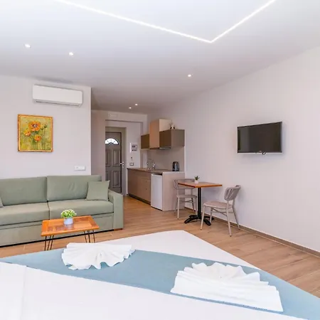 Apartment Sea View Suites & Holiday Homes - Plaka Beach Resort